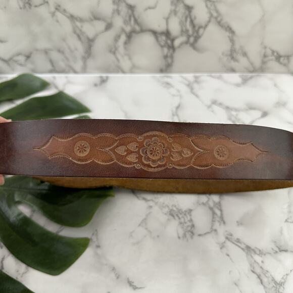 Womens Vintage 80s Tooled Leather Belt Size S Brown Brass Buckle Western - Picture 3 of 5